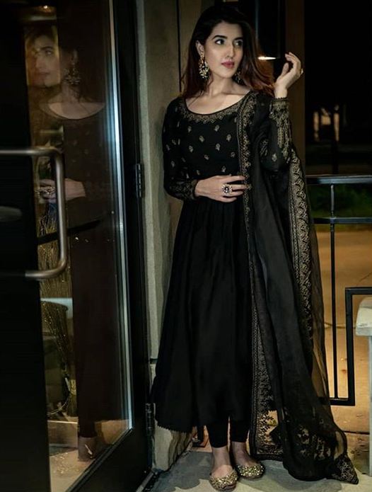 Talented Faiza Saqlain Displays Her New Luxe Pret Line 2019 on Hareem ...